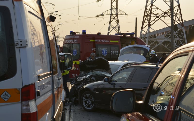 Accident cu trei maşini pe Muncii. Trei răniţi grav