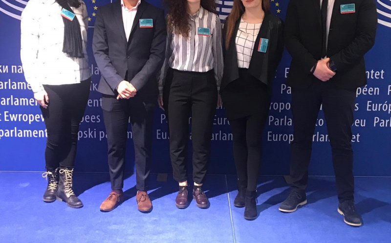 Untold trimite 4 tineri la Parlamentul European