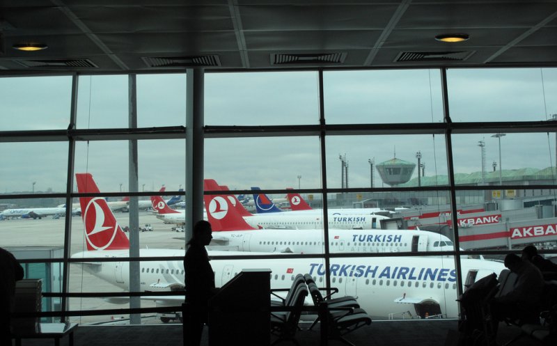 Atenţionare de călătorie în Turcia. Se închide aeroportul "Atatürk"
