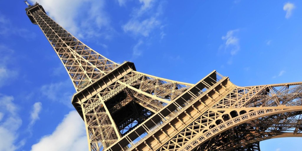 O clujeancă a murit la Paris, chiar înainte de a fi cerută de soție. A căzut în gol, în zona Turnului Eiffel