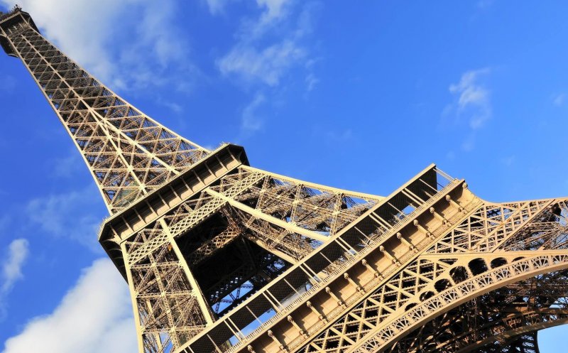 O clujeancă a murit la Paris, chiar înainte de a fi cerută de soție. A căzut în gol, în zona Turnului Eiffel