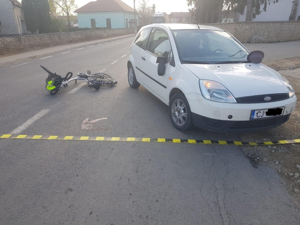 Accident la Cluj. Bătrân pe bicicletă, spulberat de maşină. Nu s-a asigurat