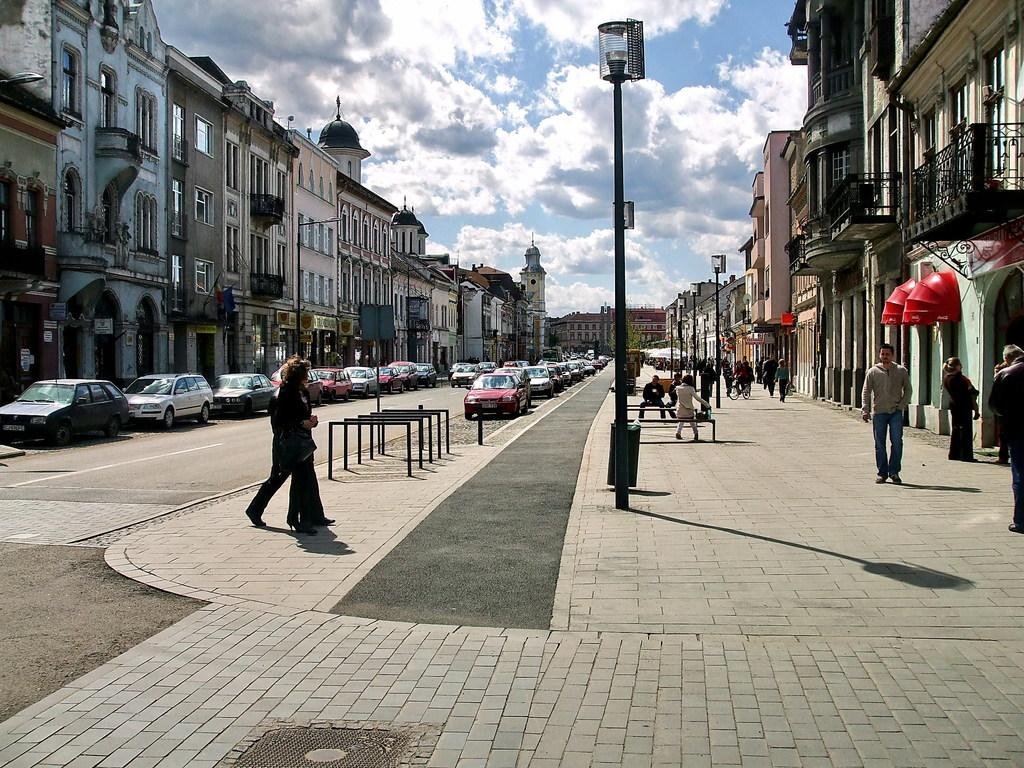 Nu taxă de centru, ci "walkable city"! Viceprimar Cluj: "Nu o să demolăm clădiri ca să facem loc maşinilor aduse cu 500 de euro"