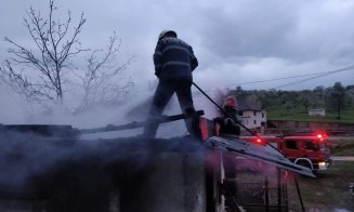 Incendiu la o locuință din Cluj. Acoperișul a fost cuprins de flăcări