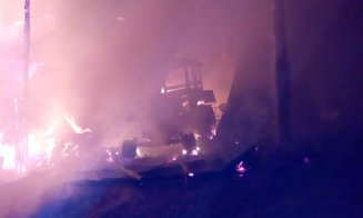 Incendiu masiv în Valea Florilor. Pompierii s-au luptat cu flăcările timp de 6 ore