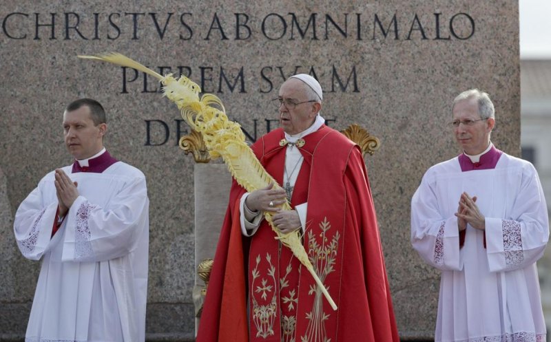 Un român în port popular a citit "Rugăciunea universală", la slujba de Florii ținută de Papa Francisc