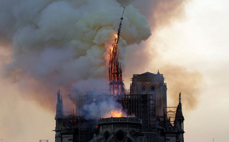 INCENDIU la Catedrala Notre-Dame. Structura edificiului, salvată de pompieri/Imagini din interior