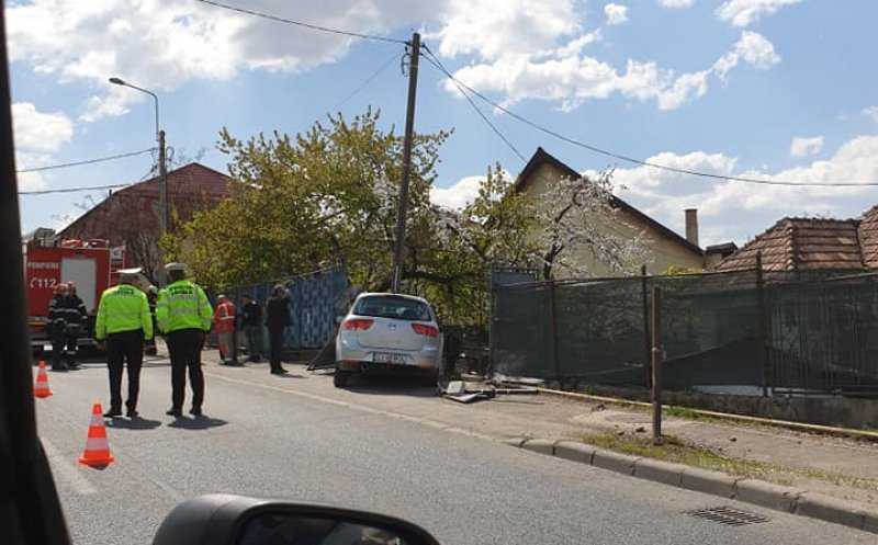 Maşină ieşită în decor, pe Frunzişului. S-a înfipt într-un gard şi a rupt o conductă de gaz