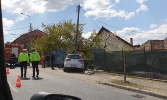Maşină ieşită în decor, pe Frunzişului. S-a înfipt într-un gard şi a rupt o conductă de gaz