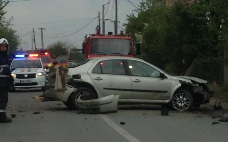 Un șofer a intrat într-un gard pe Calea Dezmirului. Circula turmentat și fără permis