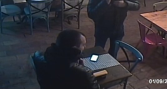 Poliţia îl caută pentru furt. Îl cunoaşteţi?