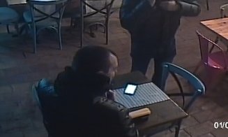Poliţia îl caută pentru furt. Îl cunoaşteţi?