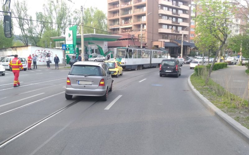 Trei copii și o femeie, răniți într-un accident, în Mănăștur. Tramvaiele, blocate zeci de minute