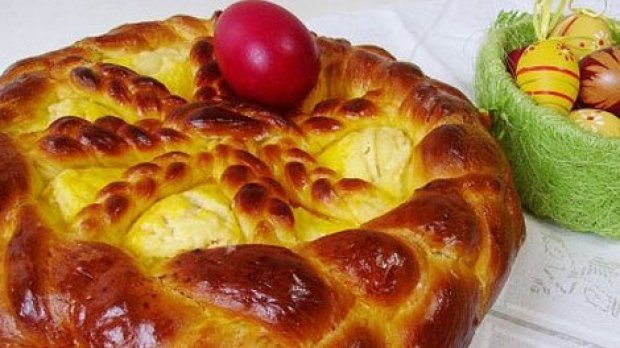 Masa de Paște. Rețetă pască cu brânză dulce și stafide
