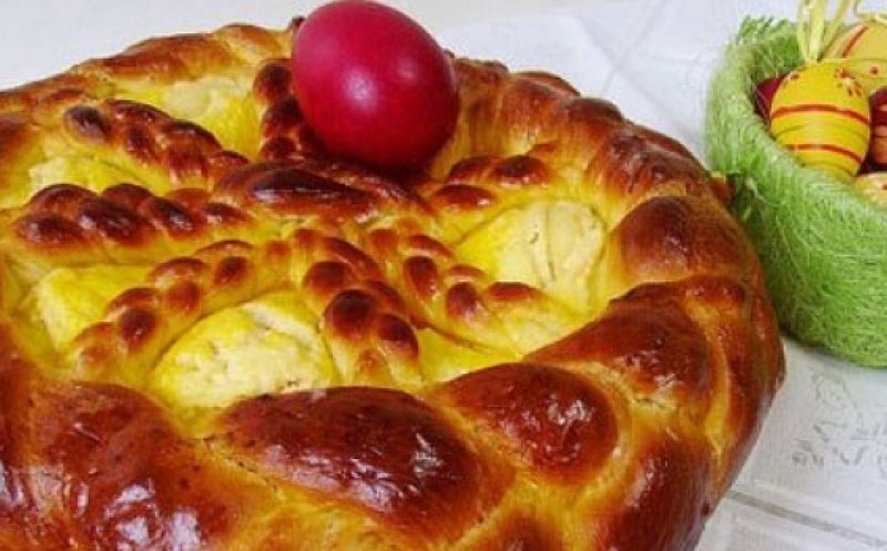 Masa de Paște. Rețetă pască cu brânză dulce și stafide