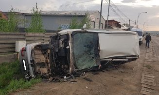 Trei mașini distruse la Apahida. Vinovatul a fugit de la locul accidentului