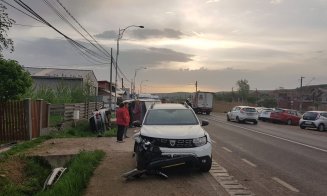 Trei mașini distruse la Apahida. Vinovatul a fugit de la locul accidentului