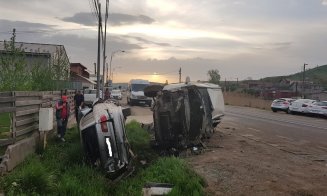 Trei mașini distruse la Apahida. Vinovatul a fugit de la locul accidentului