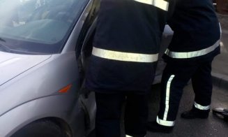 Două persoane de 60 de ani, descarcerate dintr-o mașină în zona Baciu