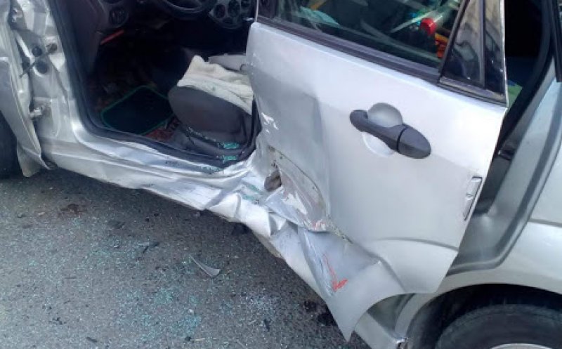 Doi pensionari, descarcerați dintr-un automobil în zona Baciu
