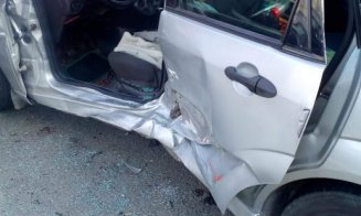 Doi pensionari, descarcerați dintr-un automobil în zona Baciu