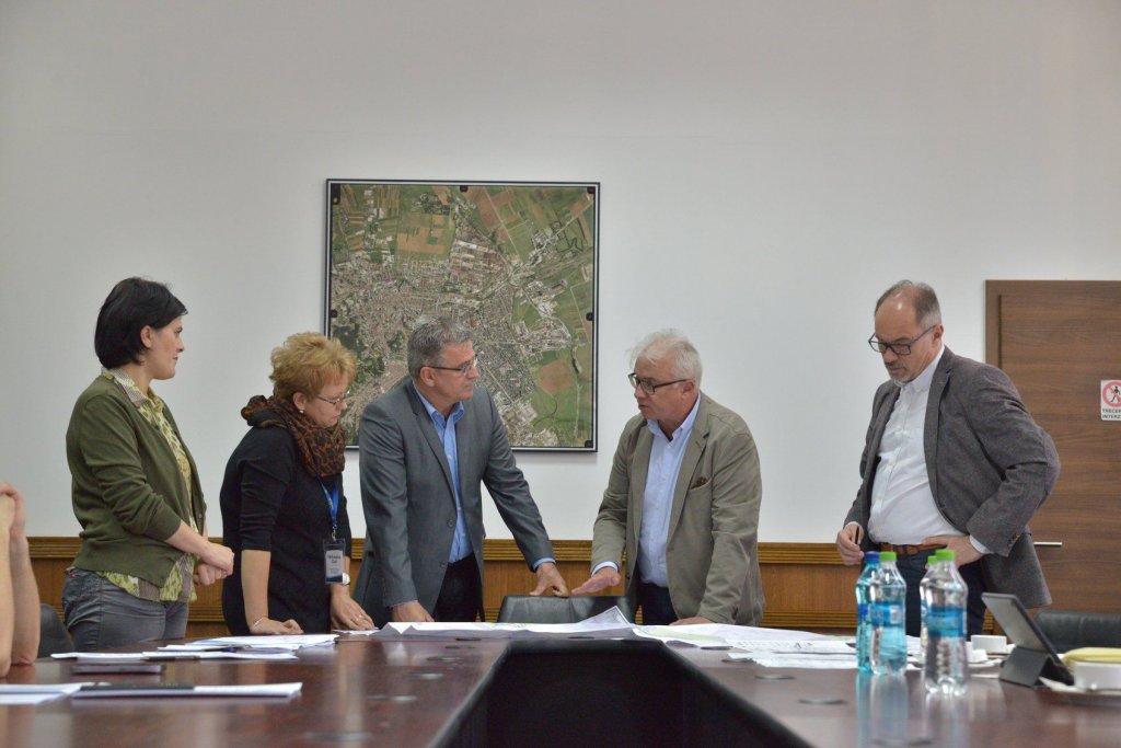 Clujenii au semnat contractul de 3 milioane pentru complexul multifuncțional Brașov