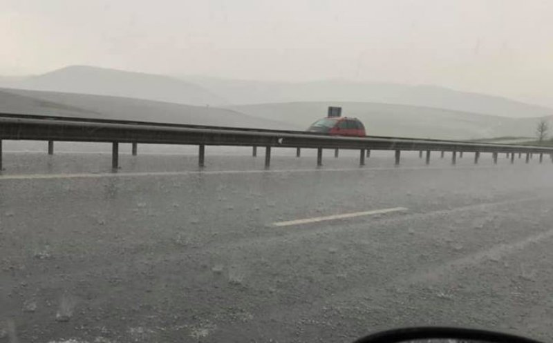 Clujul, sub cod portocaliu. Grindină pe Autostrada Transilvania