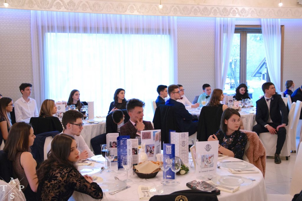 Liceenii din Cluj au strâns bani pentru copiii cu autism