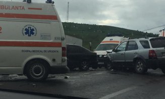 Accident cu trei mașini lângă Cluj. Două persoane au ajuns la spital