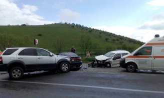Accident cu trei mașini lângă Cluj. Două persoane rănite