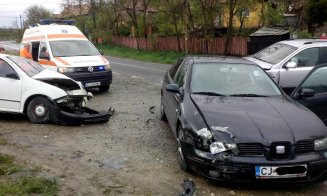 Accident cu trei mașini lângă Cluj. Două persoane rănite