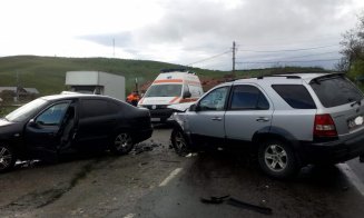 Accident cu trei mașini lângă Cluj. Două persoane rănite