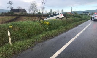 Mașină ieșită în decor, la Cluj. Mătușă și nepoată, rănite