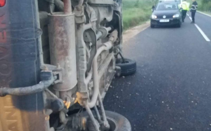 Accident la Cluj. SUV răsturnat în mijlocul drumului