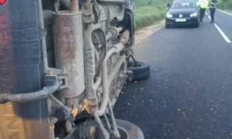 Accident la Cluj. SUV răsturnat în mijlocul drumului