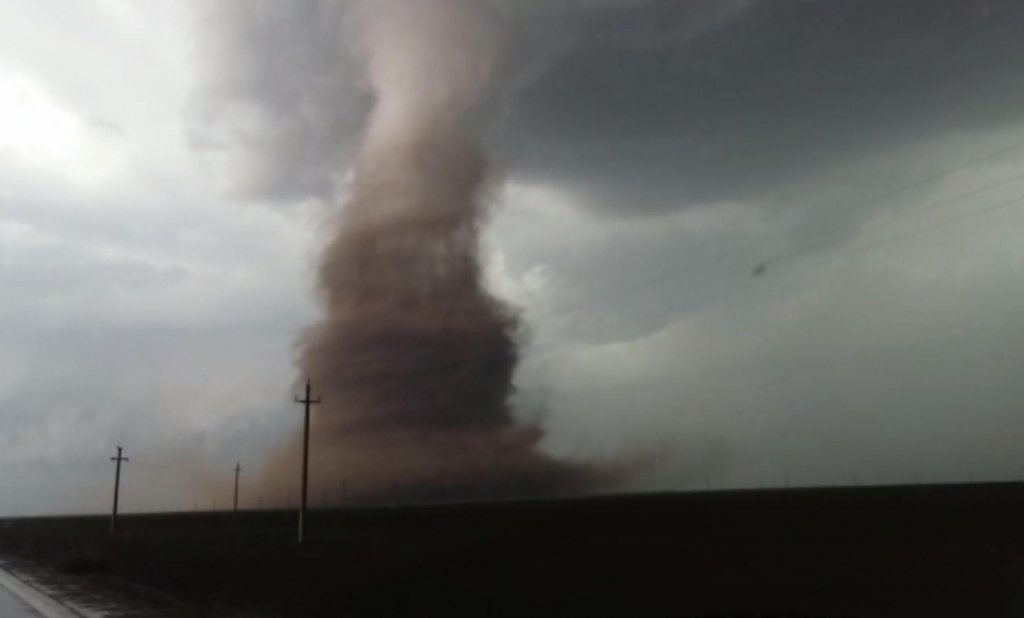 Meteorologii, avertisment privind TORNADELE. Ce urmează