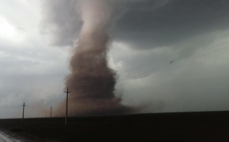 Meteorologii, avertisment privind TORNADELE. Ce urmează
