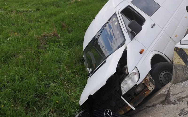 Accident Cluj: Un microbuz a ajuns în șanț. Patru răniți