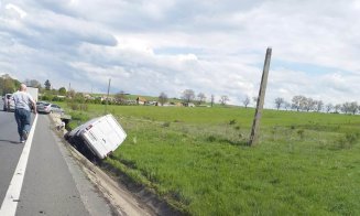 Accident Cluj: Un microbuz a ajuns în șanț. Patru răniți