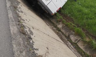 Accident Cluj: Un microbuz a ajuns în șanț. Patru răniți