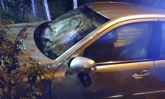 A intrat în doi stâlpi de iluminat și s-a oprit în gardul unei case. Apoi s-a făcut nevăzut