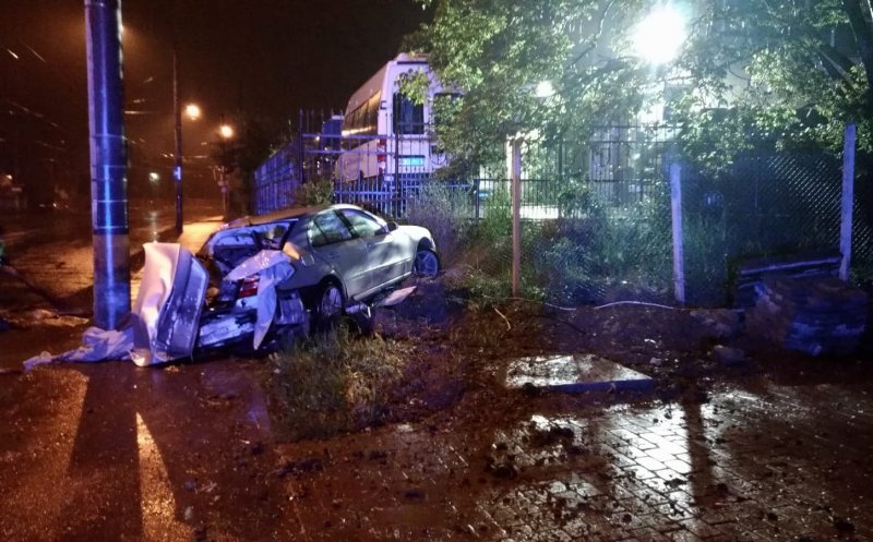 A intrat în doi stâlpi de iluminat și s-a oprit în gardul unei case. Apoi s-a făcut nevăzut