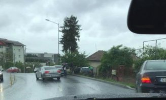 Accident pe Calea Turzii. Un șofer băut a intrat cu mașina într-un gard