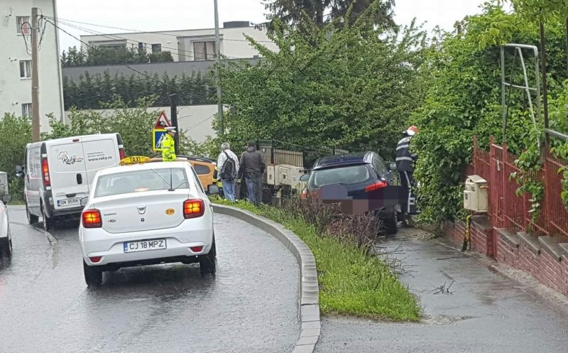Accident pe Calea Turzii. Un șofer băut a intrat cu mașina într-un gard