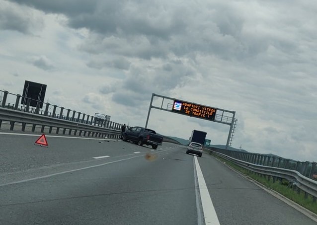 Cum a ajuns o mașină înfiptă-n parapet, pe Autostrada Transilvania