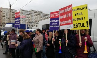 Sindicatul Aeroportului Cluj protestează în faţa Prefecturii