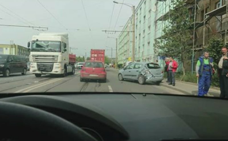 Accident pe Muncii. I-a tăiat calea unui TIR