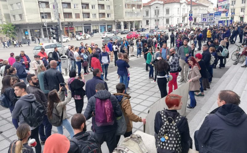 Protestatarii s-au mutat de la CCS, la Oncologie: "#Veorica, nu uita, Clujul sigur nu te vrea!"