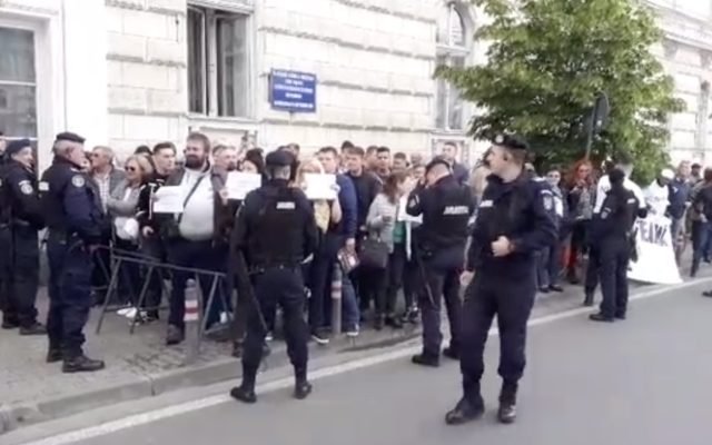 După Cluj, Dăncilă este huiduită la Arad: "Orice om îi este teamă de Ardeal"/  Vizita de la Timișoara a fost anulată!