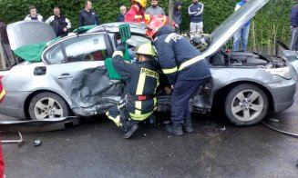 Accident cu patru răniți, în Plopilor. O persoană a rămas încarcerată